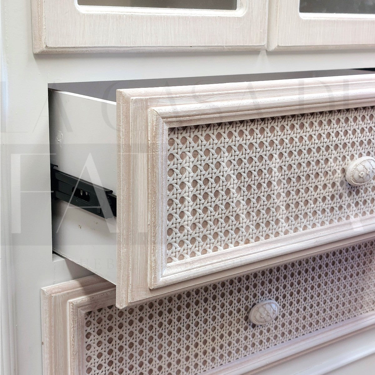 Vitrina Provenzal Rattan 2 Cajones