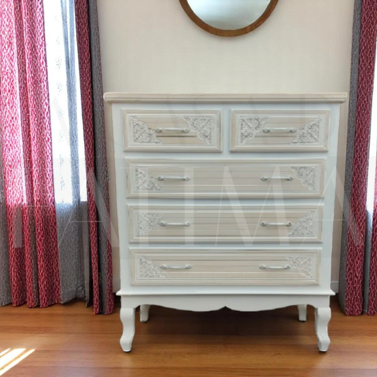 Cómoda Provenzal con Diseños Tallados