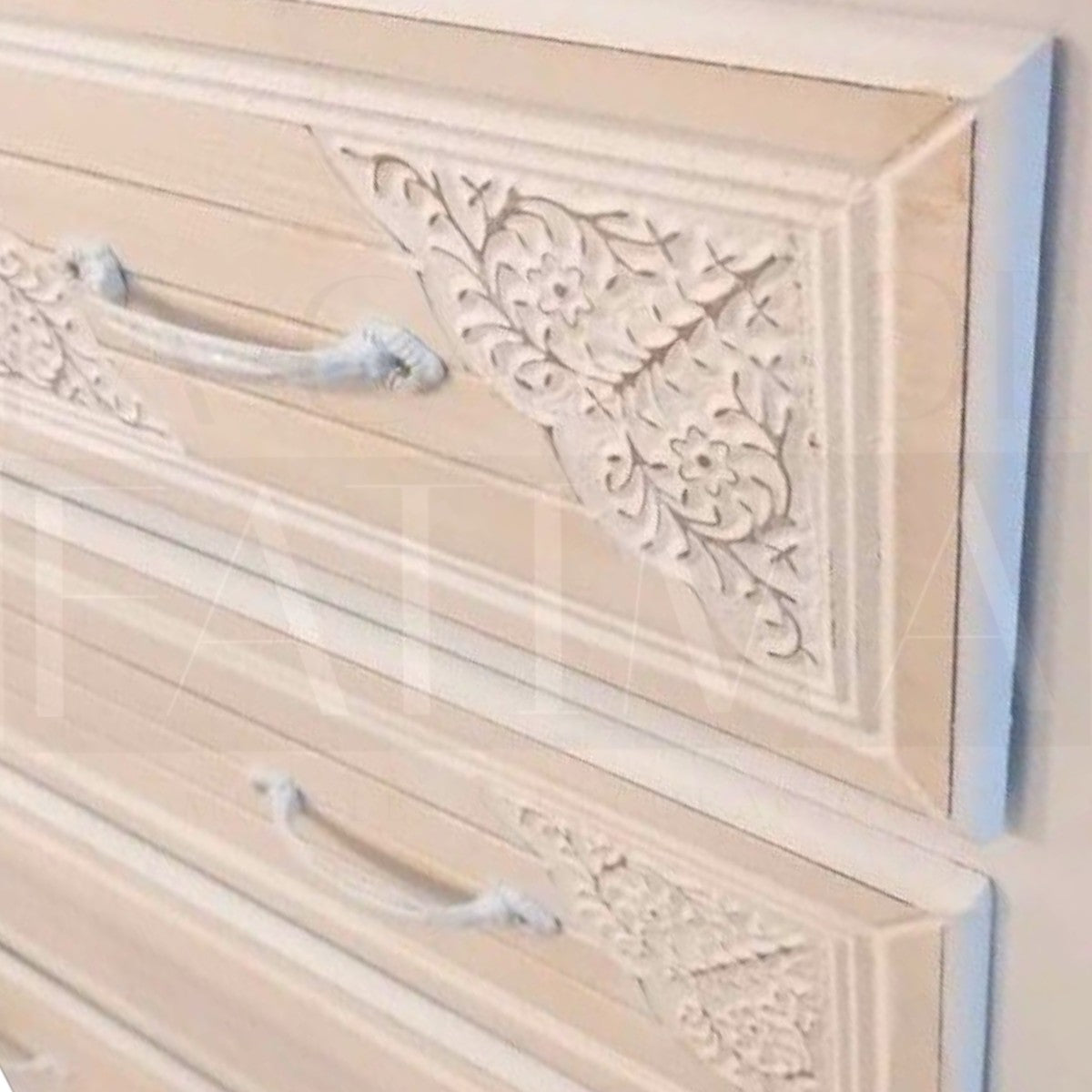 Cómoda Provenzal con Diseños Tallados