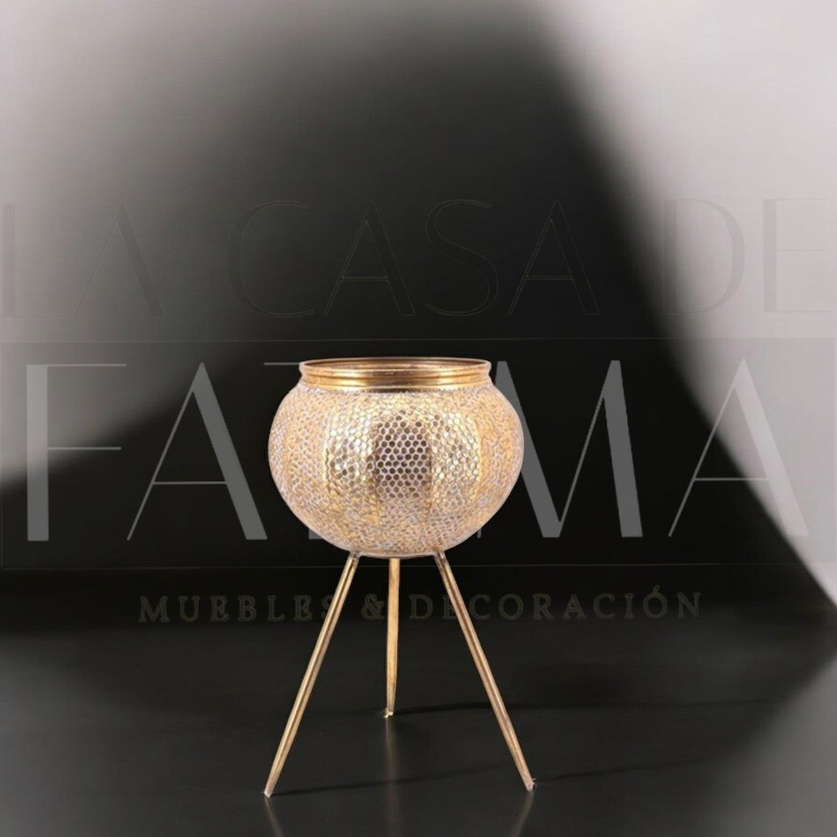 Maceta metálica dorada con pedestal