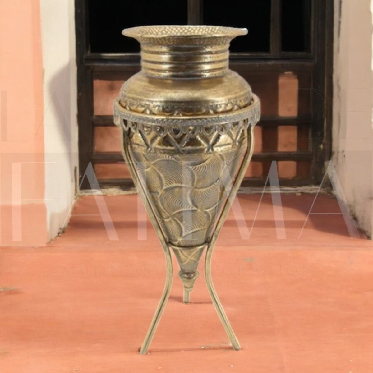 Vasija metálica con pedestal