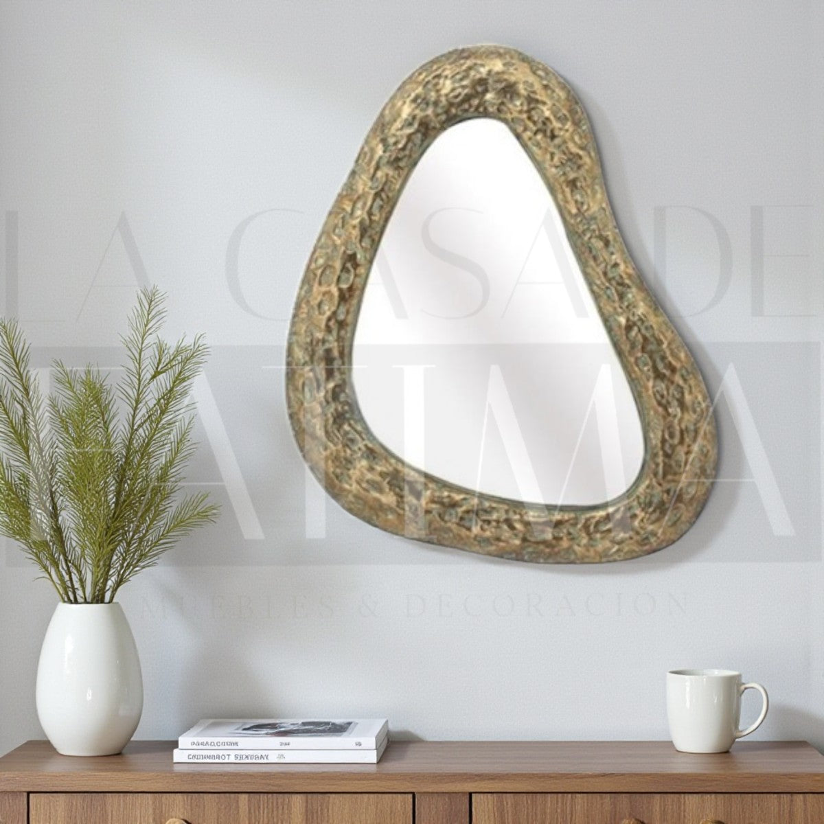Espejo Orgánico con Marco Metálico Dorado – 73×63 cm