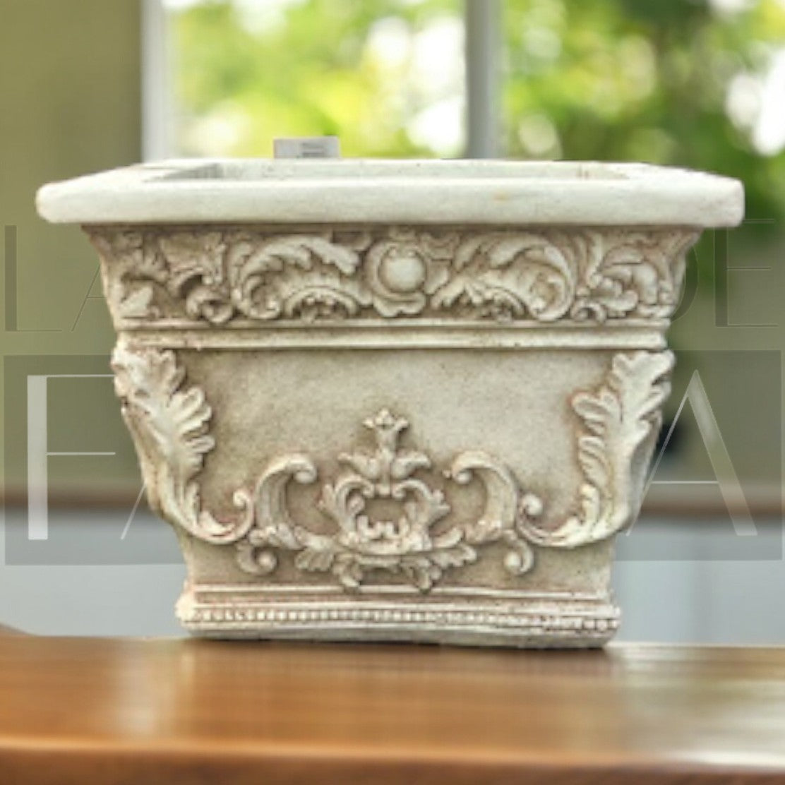 Maceta Neoclasica con Aplicaciones Florales