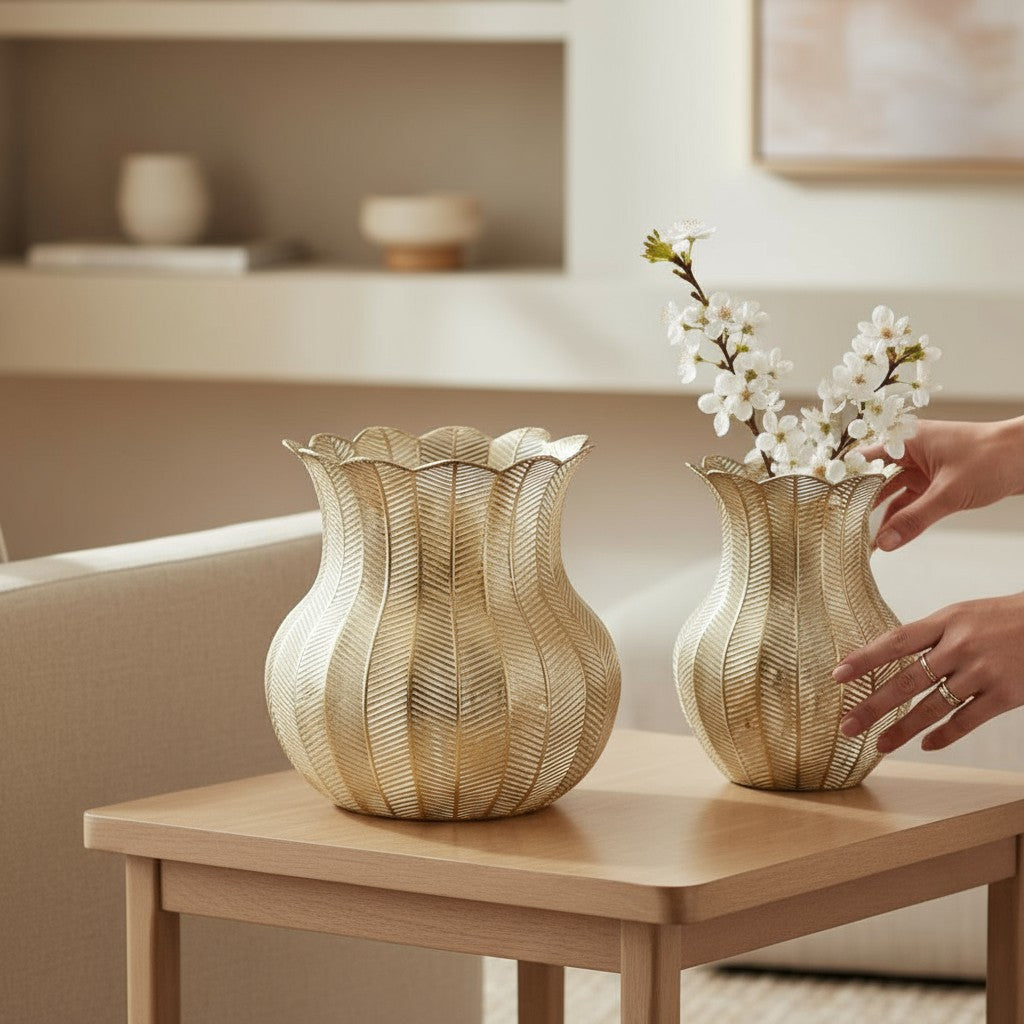 Set de 2 Macetas Metálicas Doradas con Relieve