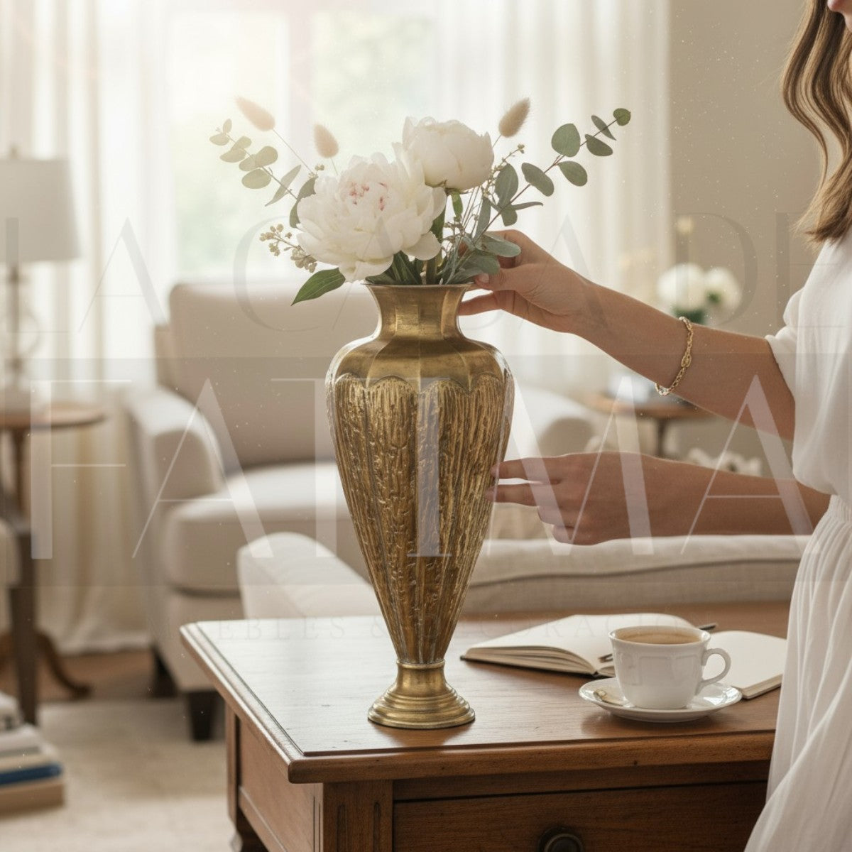 Vasija Metálica Dorada con Pedestal – 79