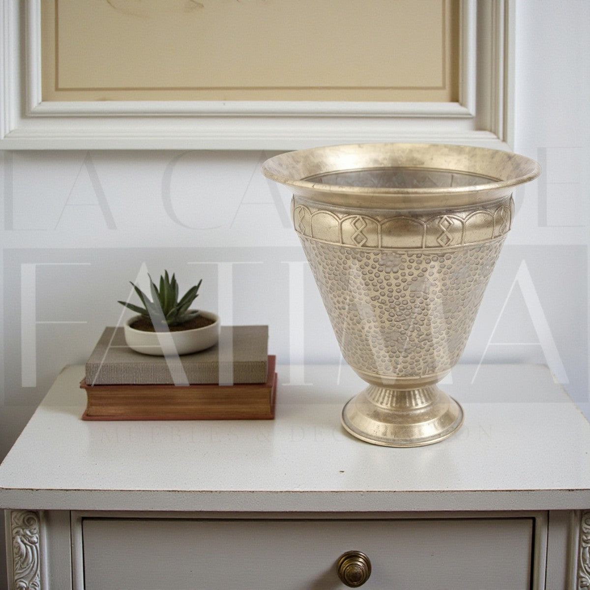 Vasija Metálica con Pedestal – 40