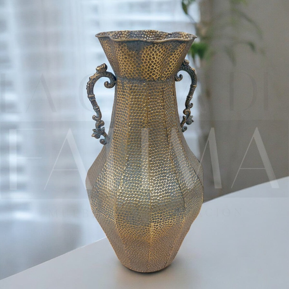 Jarrón Metálico Texturado con Asas Decorativas