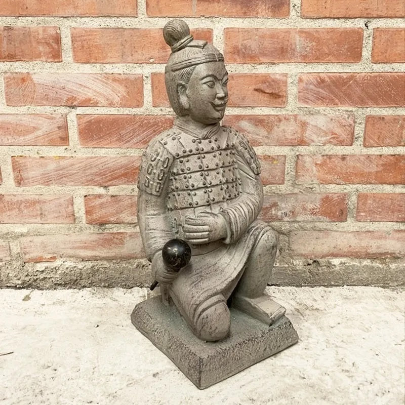Figura decorativa Soldado de Terracota hincado Derecho