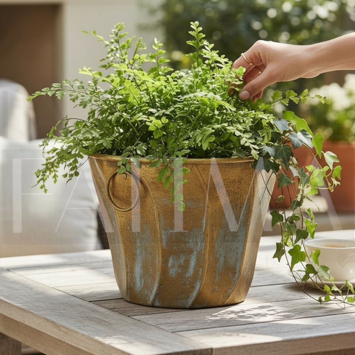 Maceta Metálica Dorada con Aros – 28