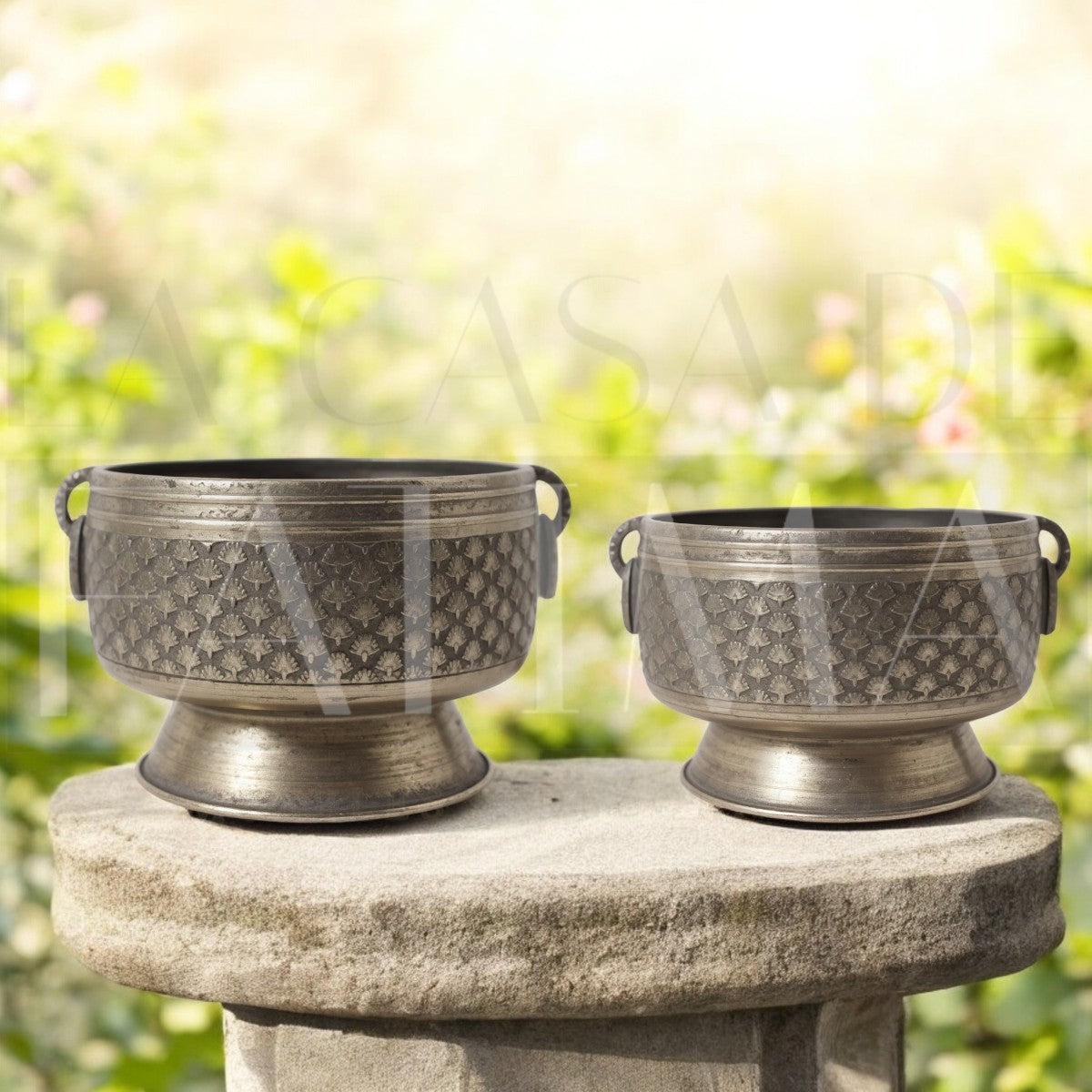 Set de 2 Macetas Metálicas Doradas con Base Pedestal