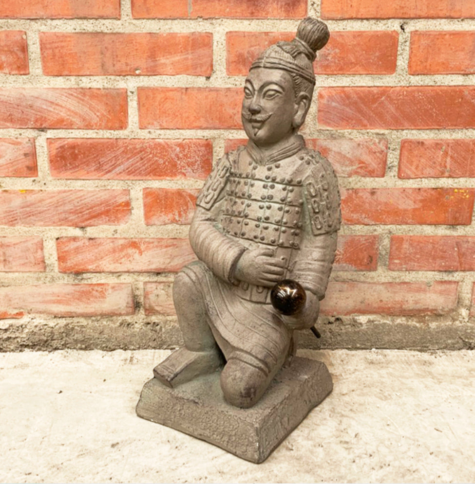 Figura decorativa Soldado de Terracota hincado Izquierdo